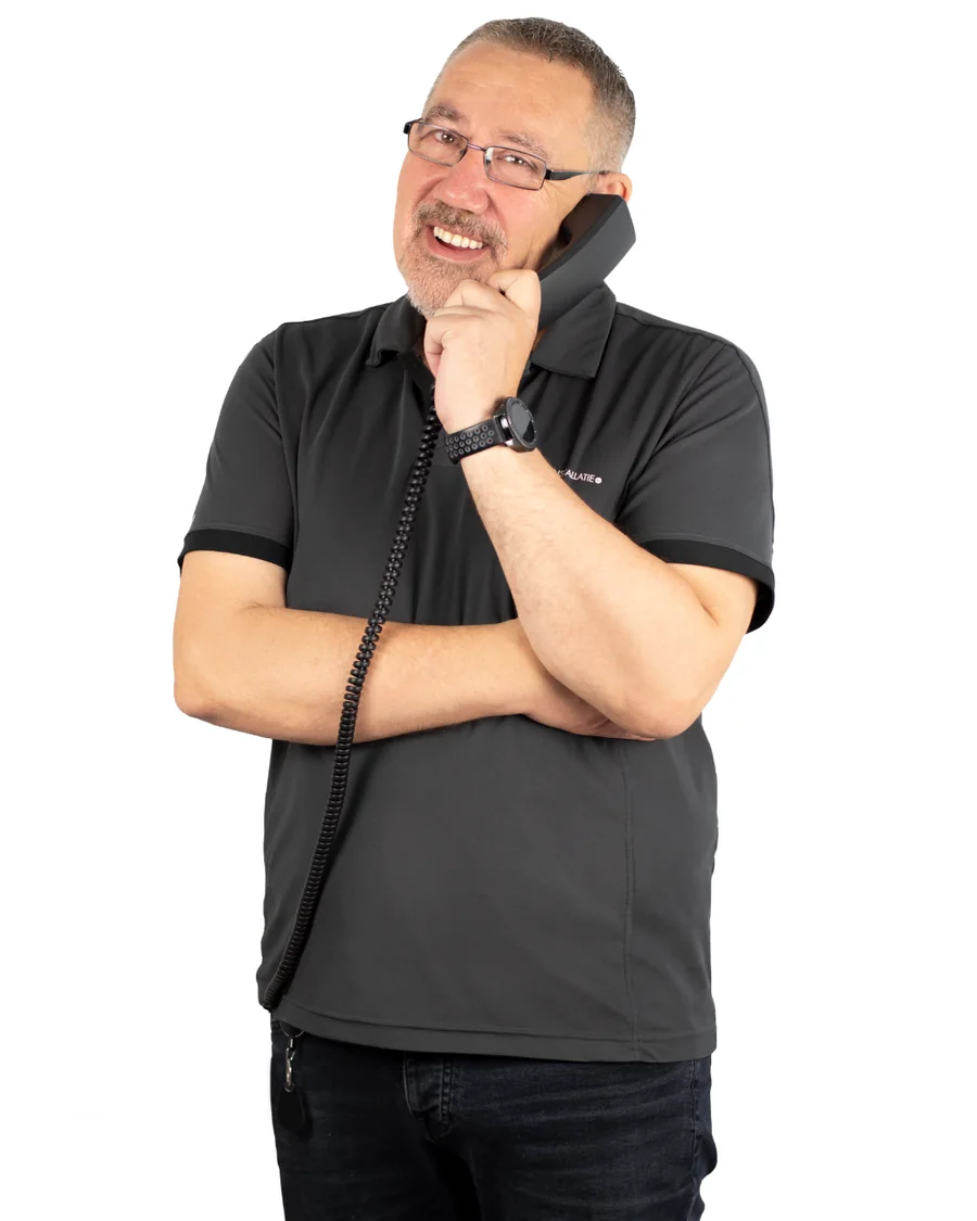 Adviseur aan de telefoon terwijl hij naar een klant luistert