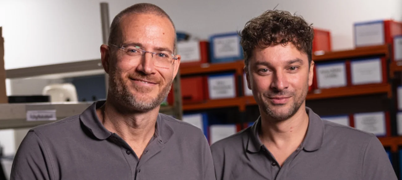 Twee adviseurs in gesprek over een storingsmelding