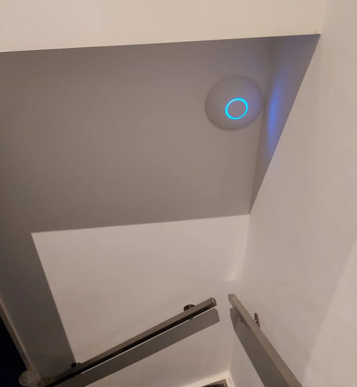 Wifi-punt tegen een schuine wand op een zolderverdieping